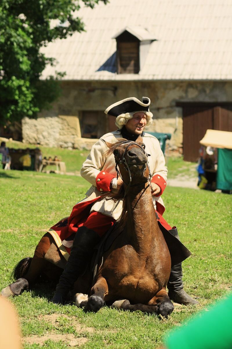 Viktor Fiala v dobové uniformě na koni